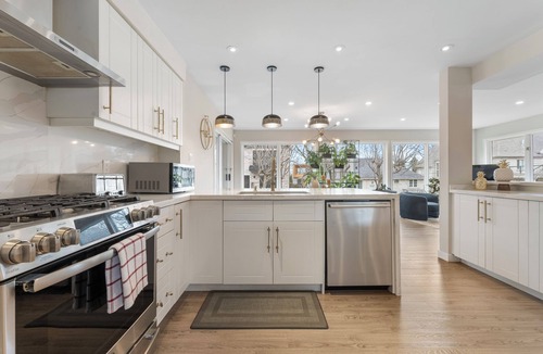 Richmond Hill House | Elegant 3-Bedroom & 2 Bathroom Bungalow Villa with Private Hot Tub