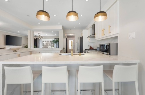 Richmond Hill House | Elegant 3-Bedroom & 2 Bathroom Bungalow Villa with Private Hot Tub