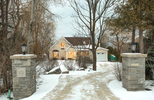 The Blue Mountains Cottage | Elegant 4 bedroom waterfront home with hot tub