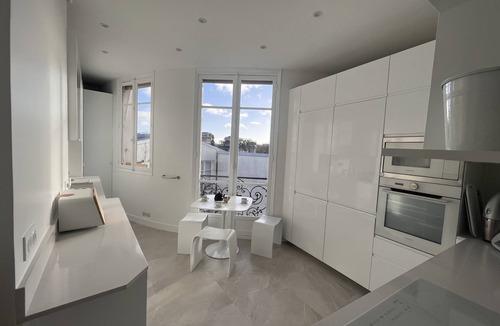 Quartier de la Plaine-de-Monceaux Apartment | Elegant 4 bedrooms with space & view close to Parc Monceau and Arc de Triomphe.