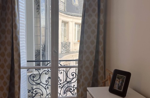 Quartier de la Plaine-de-Monceaux Apartment | Elegant 4 bedrooms with space & view close to Parc Monceau and Arc de Triomphe.