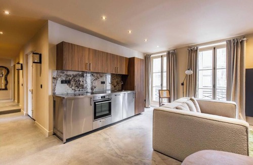 Les Halles Apartment | Elegant 5BR Apartment for 12 – Prime Location in Paris 1st eme