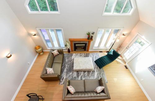 Caledon House | Elegant 6 Bedroom Modern Retreat in Caledon