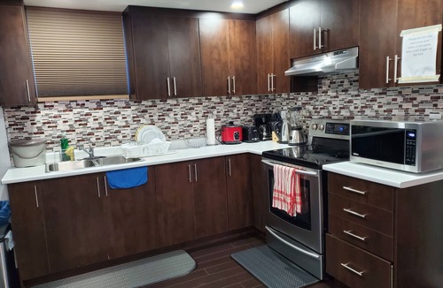 Brampton House | Elegant Home Away From Home. (Unit Apartment)