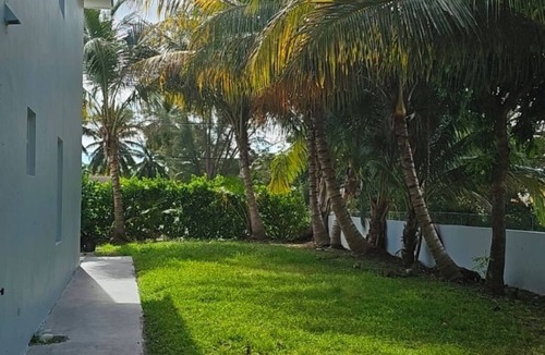 West Little River House | Elegant lakeview Miami home cozy, clean, and comfortable perfect for a relaxing.