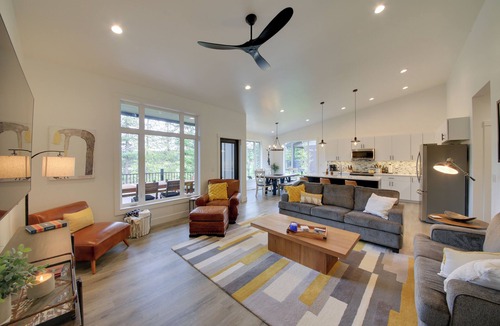 Priest River House | Elegant Priest Lake Townhome ~ 1 Mi From Lake