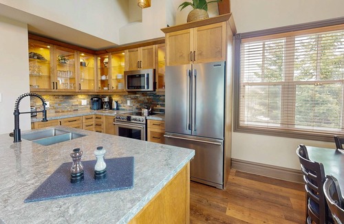 The Blue Mountains House | Elegant retreat w/high vaulted ceilings, elegant decor & shared pool