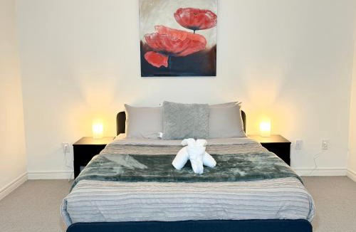 Brampton House | Elegant Retreat near Toronto Airport & Downtown