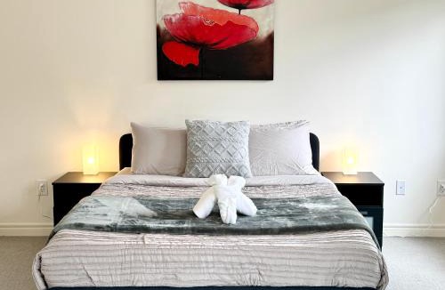 Brampton House | Elegant Retreat near Toronto Airport & Downtown