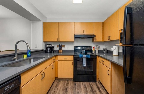 Bearss Plaza Apartment | Elegant retreat w/pool & gym near USF