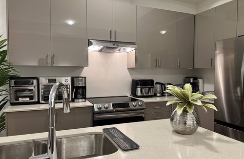 Vaughan House | Elegant Whole Townhome In Woodbridge Estate Vaughan
