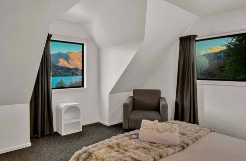 Queenstown Resort | Elevated Frankton Chalet with Lake Views