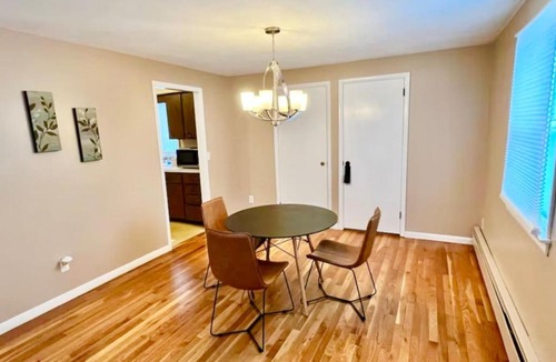 Town of Union House | Eloquent Room Near BU UHS Lourdes Queen Bed