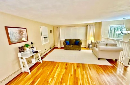 Town of Union House | Eloquent Room Near BU UHS Lourdes Queen Bed