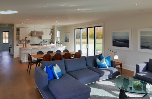 Clearview House | Enjoy a bespoke modern farmhouse with Bruce Trail hiking 2 min from Devils Glen!