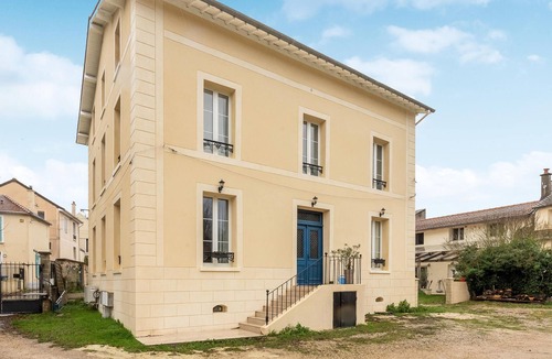 Esbly Apartment | Enjoy a wonderful vacation in this modern vacation apartment.