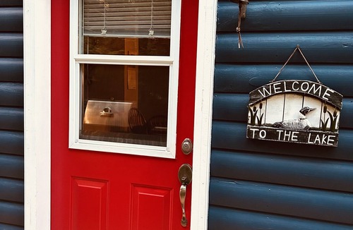 Hastings Highlands Cottage | Enjoy an escape in an all season cottage on Lake Kamaniskeg in Barry's Bay