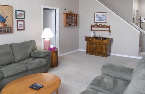 Lindfields House | Enjoy the Sun by the pool in Linfields 4BR/2.5 BA by RedAwning