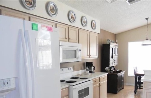Lindfields House | Enjoy the Sun by the pool in Linfields 4BR/2.5 BA by RedAwning