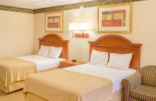 Campbelltown Hotel | Enjoyable Stay For Sure! 4 Relaxing Units w/FREE Breakfast, Swimming Pool!