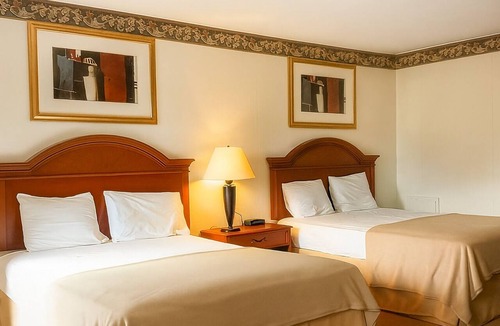 Campbelltown Hotel | Enjoyable Stay For Sure! 4 Relaxing Units w/FREE Breakfast, Swimming Pool!