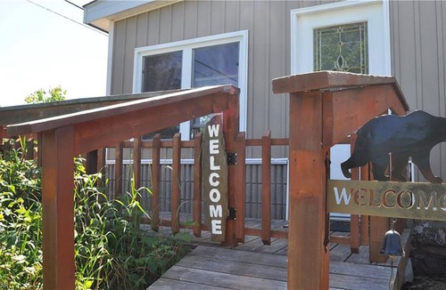 Britt Cottage | Entertainer's Dream Cottage! Waterfront, beach, steps to ice cream, marina, shop