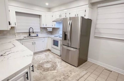Mississauga Valleys House | Entire 4 bedroom Entire house in Mississaugann