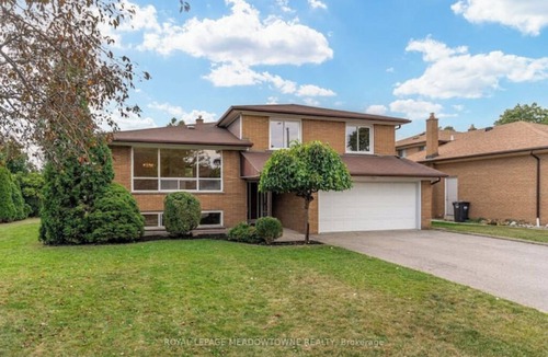 Mississauga Valleys House | Entire 4 bedroom Entire house in Mississaugann
