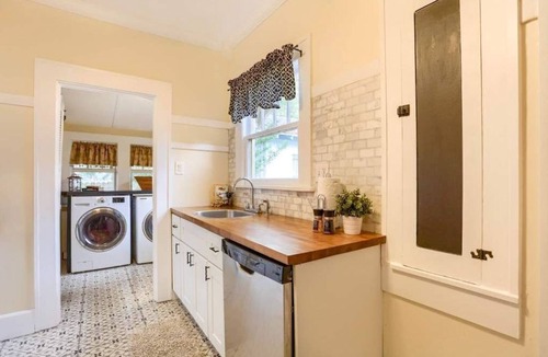 Historic Uptown House | Entire Bungalow, Romantic, Comfy & Cozy! On-Site Parking, 2 Baths