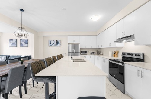 Kitchener House | Entire Home Get Away/65"TV/PingPong/9Bed/3 Parking