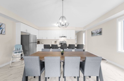Kitchener House | Entire Home Get Away/65"TV/PingPong/9Bed/3 Parking