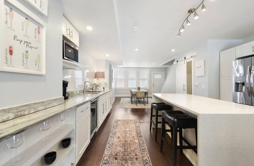 South Side Flats House | Entire Home Lux Master Terraces 4 Car