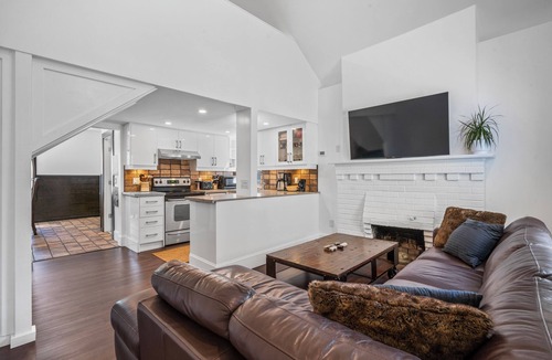 Upper Beaches House | Entire Home, Newly Renovated, Sleeps 6, Upper Beaches with Hot Tub and Parking