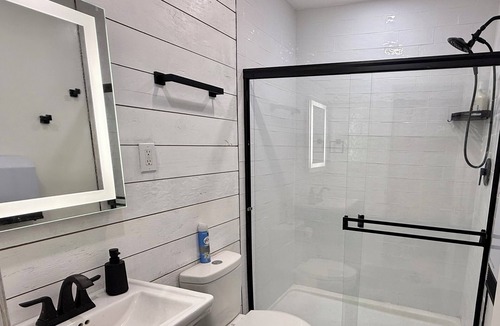 Orange House | Entire home with backyard. Minutes to EWR & NYC