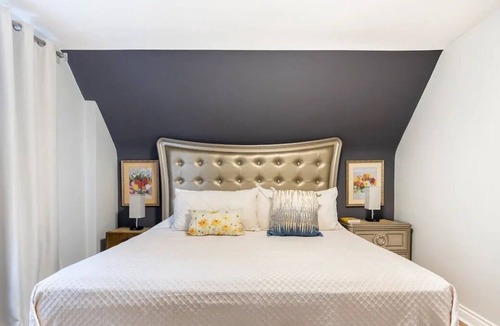 Lakeview House | Entire house, free parking and EV charger and baby crib in Lakeview