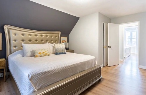 Lakeview House | Entire house, free parking and EV charger and baby crib in Lakeview