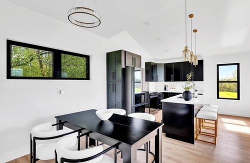 Tully House | Entire Luxury house, Firepit, EV Charger, beak&skiff, cider house, golfing