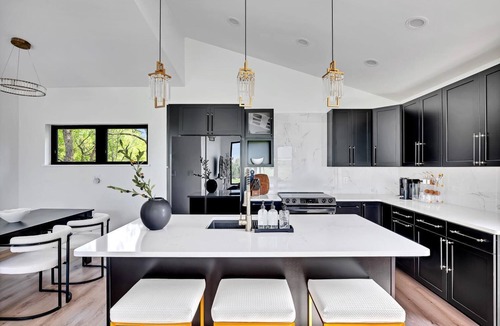Tully House | Entire Luxury house, Firepit, EV Charger, beak&skiff, cider house, golfing