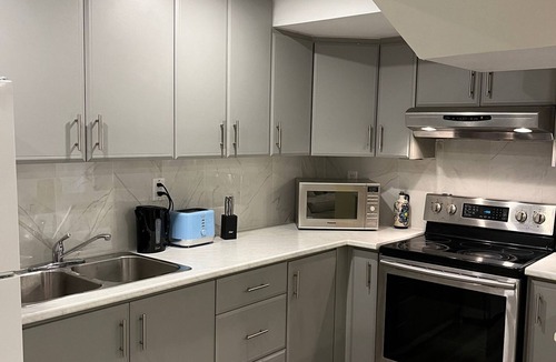 Central Erin Mills House | Entire Place - 3BR/3Beds/2WR