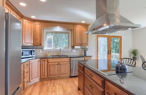 Rehrersburg Ski Chalet | Entire Romantic Blue Mountain Home | Hot Tub & EV Charger