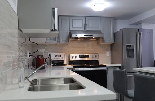 Brampton House | ENTIRE SEPARATE GUEST SUITE WITH FREE ONE PARKING