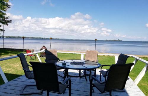 Carrying Place House | Entire waterfront cottage in carrying place