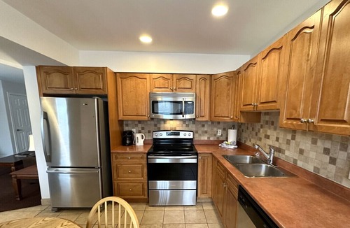 Collingwood House | Escape to a 2 bdrm home in quiet area w/full kitchen, private patio w/BBQ