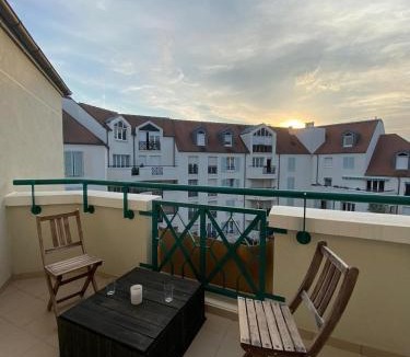 Rueil-Malmaison Apartment | EXCEPTIONNEL "A NOUS PARIS" ! Spacieux - Calme - Balcon - Wifi - Netflix - Parking