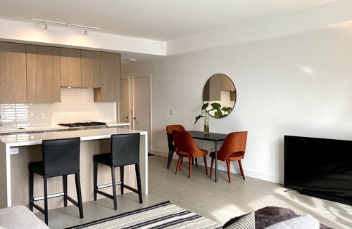 Etobicoke Condo | Executive 2 bed 2 bath condo in the Kingsway