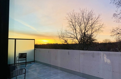 Etobicoke Condo | Executive 2 bed 2 bath condo in the Kingsway