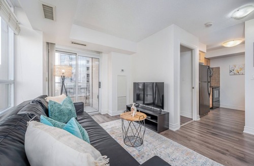 Downtown Mississauga Condo | Executive 2 Bedroom Condo Close to Square ONE
