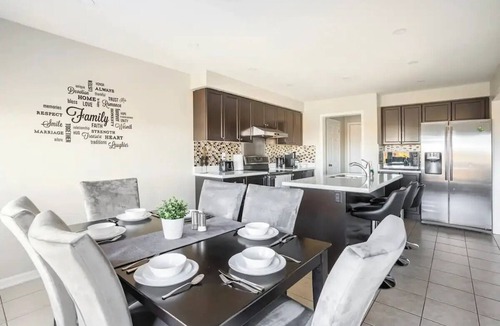 Brampton House | Executive 4BD/3BA home with Free Parking|Wi-fi|Office|Views|Park Access