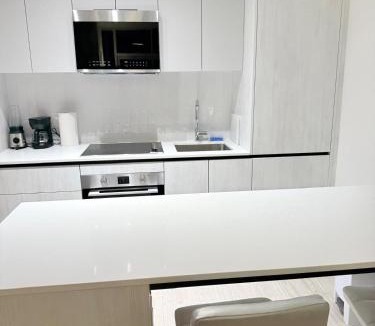 Central Erin Mills Apartment | Executive Condo in Prime Erin Mills Location l Walk to Mall and Hospital