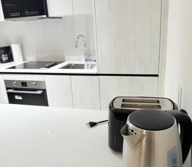 Central Erin Mills Apartment | Executive Condo in Prime Erin Mills Location l Walk to Mall and Hospital